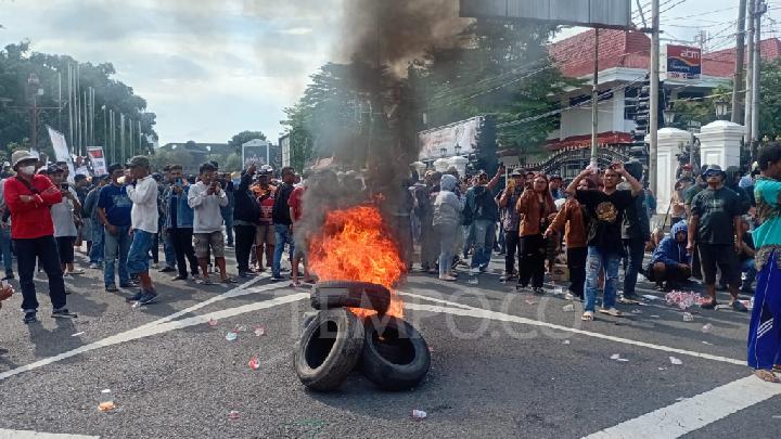 Lastik yakma eylemi, Pati Vekili’nin görevden alınmasının genel kurul oturumunu renklendirdi Lastik yakma eylemi, Pati Vekili’nin görevden alınmasının genel kurul oturumunu renklendirdi
