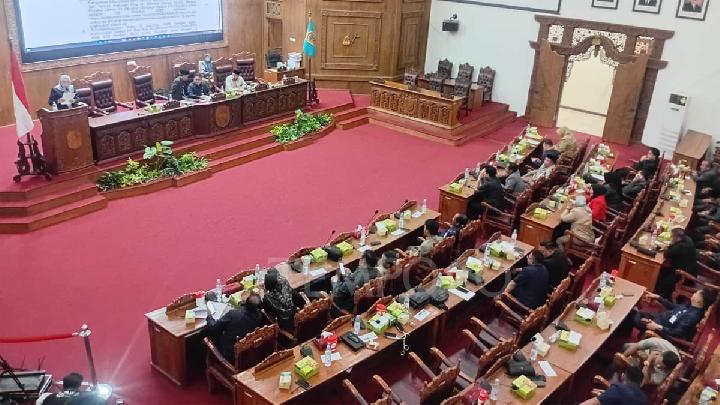 Pati Regent Sudewo, DPRD Genel Kurul Toplantısına Çevrimiçi Katıldı Pati Regent Sudewo, DPRD Genel Kurul Toplantısına Çevrimiçi Katıldı