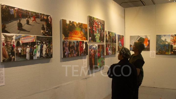 Para pengunjung Pameran Etnografi Islam di Minangkabau melihat foto-foto yang dipamerkan di Galeri Taman Budaya Sumatra Barat, 24 Oktober 2025. Tempo/ Fachri Hamzah.