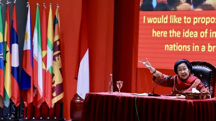 Megawati Ziarah ke Makam Bung Karno dan Buka Seminar Internasional 70 Tahun KAA di Blitar