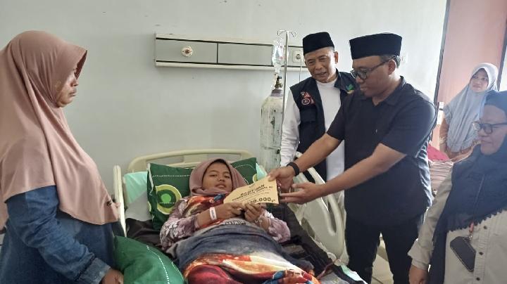 Sosyal İşler Bakanlığı, Situbondo’da Çöken İslami Yatılı Okul Çatısı Mağdurlarına Tazminat Dağıttı