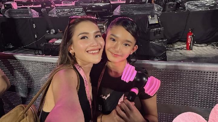 Gaya Ayu Ting Ting dan Bilqis Nonton Konser BLACKPINK, Kekinian dengan Modern Chic