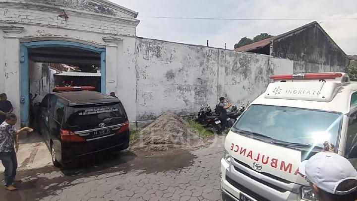 Kral Pakubuwana XIII’ün naaşı Surakarta Sarayı’na geliyor, cenaze töreni kapalı kapılar ardında yapılıyor