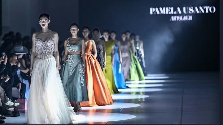 Pamela Usanto Terinspirasi Mode era 1950-an Lewat Koleksi Utopia di Jakarta Fashion Week 2026