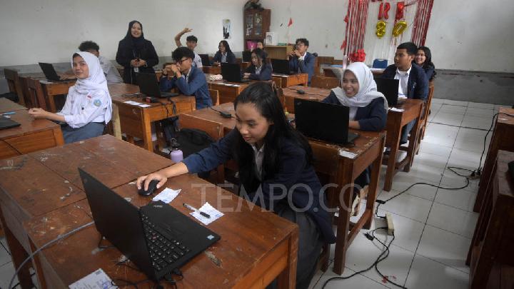 SMAN 78 Jakarta’daki öğrencilerin çoğunluğu TKA’yı kişisel dizüstü bilgisayarlar kullanarak yapıyor