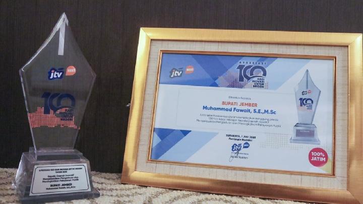 Piala dan piagam penghargaan kepala daerah inovatif yang diterima Bupati Jember Muhammad Fawait pada acara Apresiasi 100 Hari Inovasi untuk Negeri di Surabaya, Selasa, 1 Juli 2025. Dok. Pemkab Jember