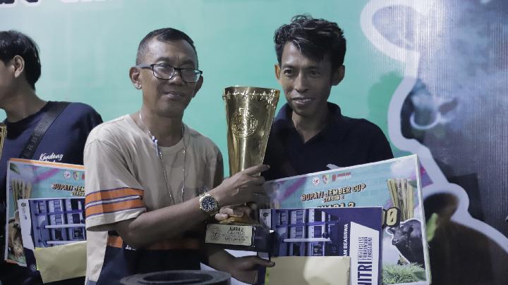Peserta menerima trofi Juara 2 Kelas Crossing pada ajang Bupati Jember Cup “Festival dan Expo Sapi” di Jember Sport Garden, Jember, Minggu, 2 November 2025. Dok. Pemkab Jember