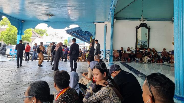 Öğrenciler ve ASN Surakarta Sarayı’nda saygılarını sunuyor, Pakubuwono XIII için dua ediyor