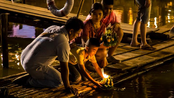 Thailand Marks Loi Krathong Festival Amid National Mourning