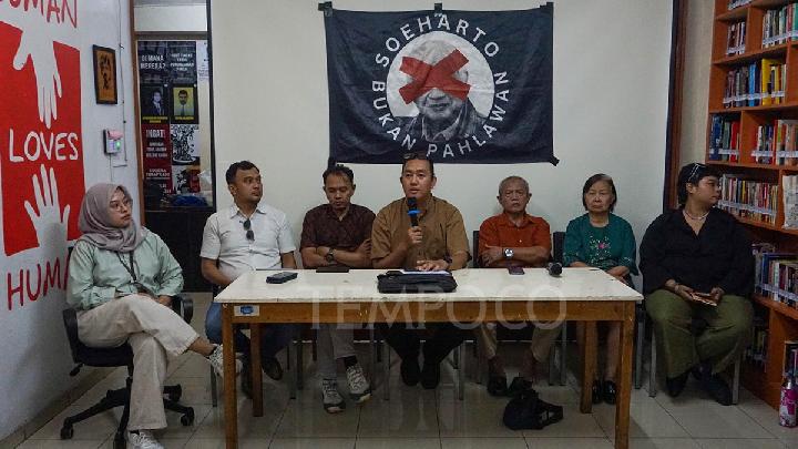 Civil Society Alliance Protests at Fadli Zon Office Against Soeharto's National Hero Title