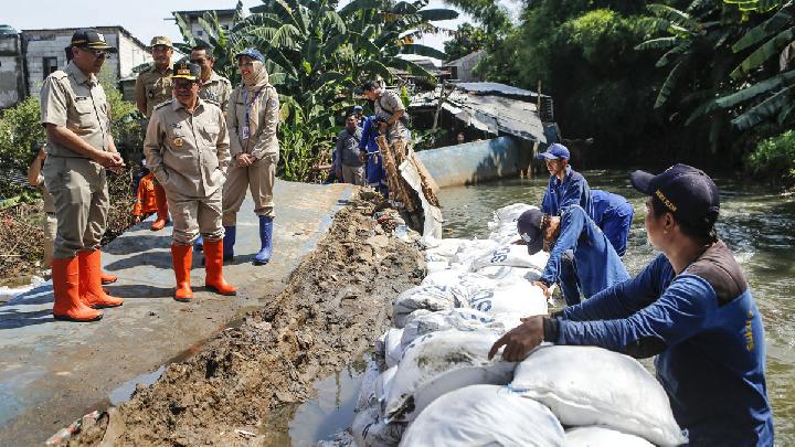 Vali Pramono Kırık Basweda Setini Denetliyor
