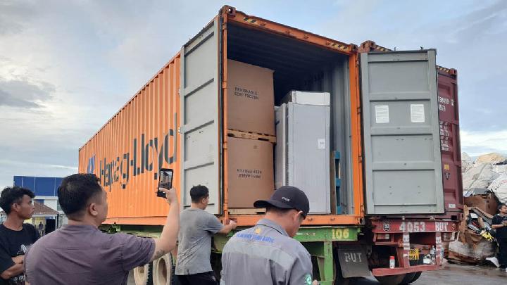 Batam Customs Seizes 316 Containers of E-Waste from U.S.