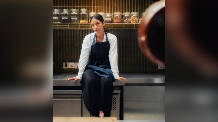 Personal Style Sabrina Alatas di Dapur, Tetap Monokrom dan Stylish