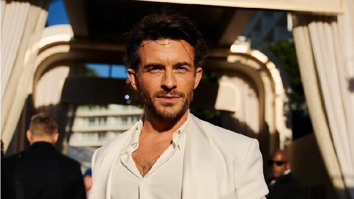 Jonathan Bailey Dinobatkan Jadi Pria Terseksi 2025 Versi People