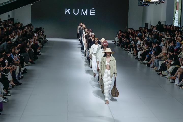 Keindahan Alami dan Imajinasi: Dua Wajah Mode Korea di Jakarta Fashion Week 2026