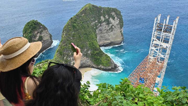 Bali Shuts Down Controversial Glass Elevator Project at Kelingking Beach