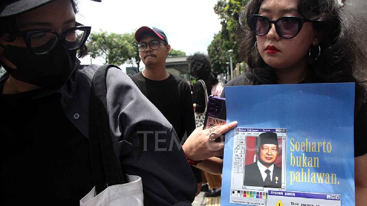 Göstericiler Soeharto’nun Kahraman Olmaya Değer Olmamasının 10 Sebebini Açıkladı