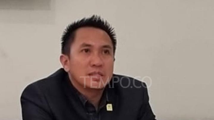 Manajer PT PLN (Persero) Unit Pelaksana Pelayanan Pelanggan Surakarta Munawir Hakim menjelaskan skema kerja sama pembangunan Stasiun Pengisian Kendaraan Listrik Umum di sela-sela kegiatan Edukasi & Aksi Kendaraan Listrik untuk Masa Depan Bersih di Fakultas Teknik Universitas Sebelas Maret, Solo, Jawa Tengah, 6 November 2025. Tempo/Septhia Ryanthie