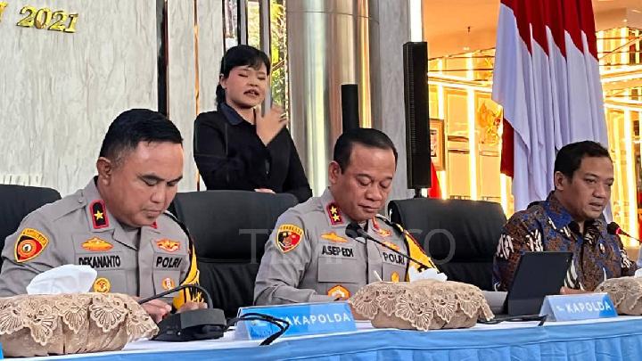 Wakapolda Metro Jaya Brigadir Jenderal Dekananto Eko Purwono (kiri) Kapolda Metro Jaya Inspektur Jenderal Asep Edi Suheri dan Direktur Reserse Kriminal Umum Komisaris Besar Iman Imanuddin pada konferensi pers di Polda Metro Jaya, 7 November 2025. Tempo/Annisa Febiola