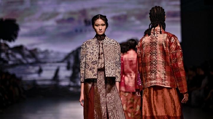 Koleksi Kraton Auguste Soesastro di JFW 2026, Ready to Wear Wastra yang Elegan dan Praktis