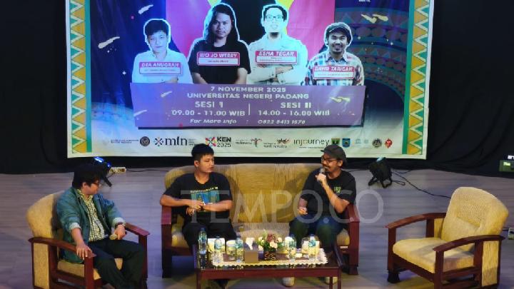 Diskusi MTN AsahBakat X SIMFES tentang orkes Gumarang bersama Rio Je Werry, Dea Anugrah dan David Tarigan di Universitas Negeri Padang, 7 November 2025. Tempo/ Fachri Hamzah.