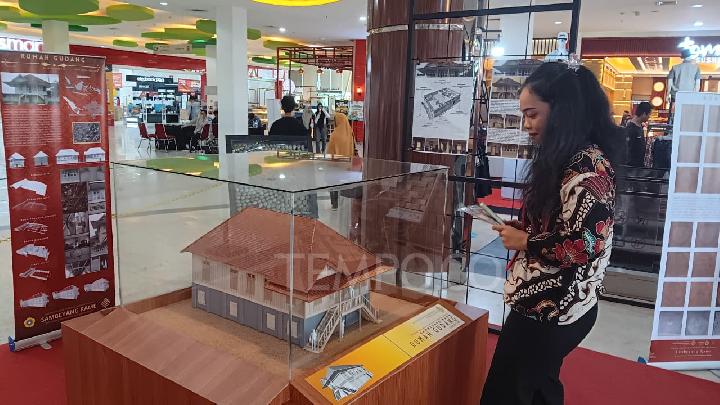 Pameran Arsitektur Tradisional di Atrium OPI Mall Palembang, Jumat, 7 November 2025. TEMPO/Yuni Rahmawati.
