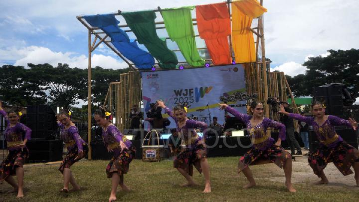 Uglich shahridan yalangoch qizlar