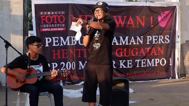 Batam’da gazeteciler ve aktivistler Amran’ın Tempo’ya açtığı davaya karşı eylem düzenledi