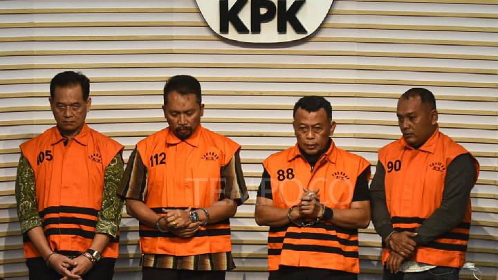 Muskul tanasi bilan yalangoch yigitlar