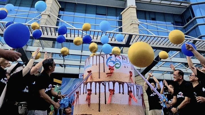 Bank Sumsel Babel menggelar perlombaan amazing race pada puncak perayaan Hari Ulang Tahun ke-68 di halaman Kantor Pusat Palembang, pada Sabtu, 9 November 2025. Dok. Bank Sumsel Babel