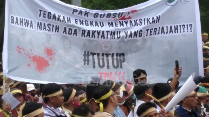 Toba sakinleri Bobby Nasution’ı PT TPL konusunda tavır almaya çağırmak için gösteri yapıyor