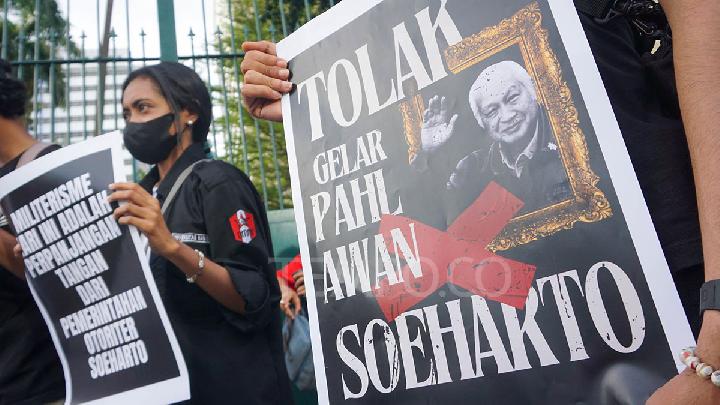 Kalabalık Suharto’nun Kahraman Unvanını Protesto Etti