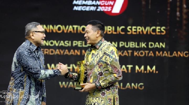 
Wali Kota Malang Wahyu Hidayat menerima penghargaan Inovasi Membangun Negeri 2025 di Jakarta, pada Jumat, 7 November 2025. Dok.Pemkot Malang