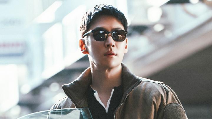 Mengintip Penampilan Lee Je Hoon yang Misterius dan Karismatik di Serial Taxi Driver 3