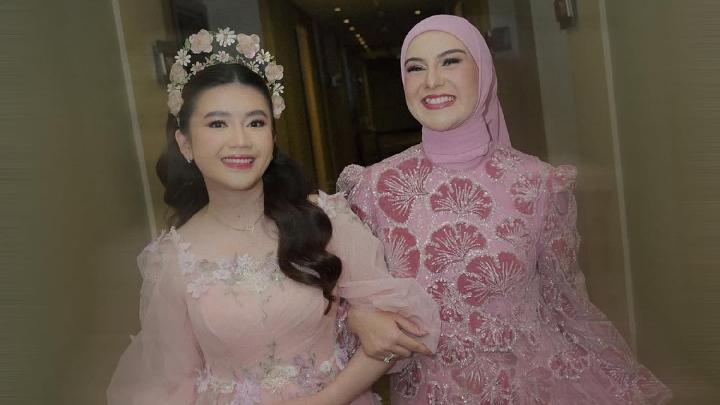 Pesona Irish Bella Tampil Kompak dengan Putri Sambung di Perayaan Ulang Tahun