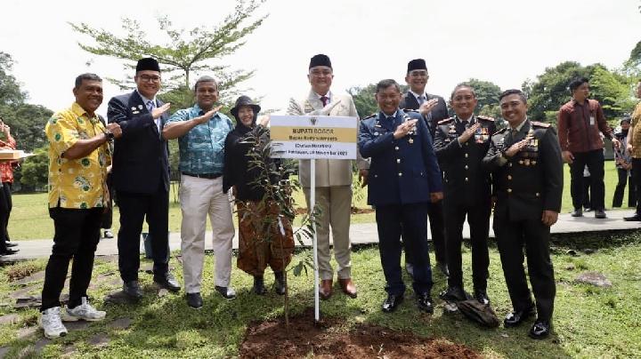 Kahramanlar Günü, DPRD Başkanı Sastra Winara, Bogor Devlet Sarayı’na Durian Ağaçları Dikti
