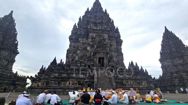 Peringatan ulang tahun peresmian pendirian Candi Prambanan ke-1.169 melalui prosesi Abhiseka Samapta Diwyottama Siwalaya, Rabu 13 November 2025. Tempo/Pribadi Wicaksono