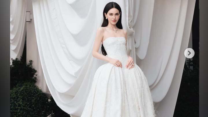 Davika Hoorne Tampil dengan Makeup Flawless dan Rambut Digerai saat Menikah