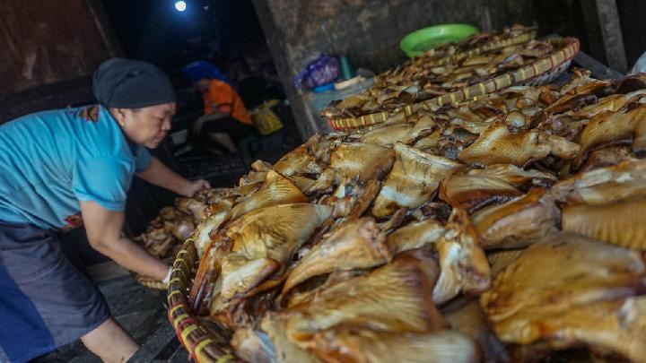 Proses pemilihan ikan pari setelah dilakukan pengasapan di salah satu sentra pengolahan ikan di Kabupaten Batang, Jawa Tengah, 30 Oktober 2025. Antara/Harviyan Perdana Putra