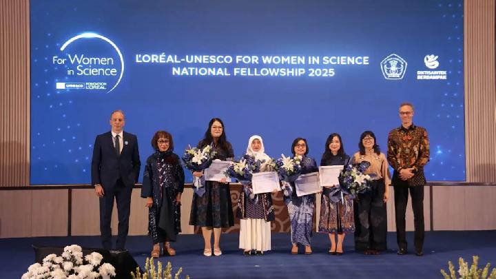 Peneliti Pusat Riset Metalurgi Badan Riset dan Inovasi Nasional Lutviasari Nuraini (keempat dari kiri) bersama penerima penghargaan L'Oral-UNESCO For Women in Science (FWIS) Indonesia di Jakarta, 11 November 2025. Dok. BRIN)