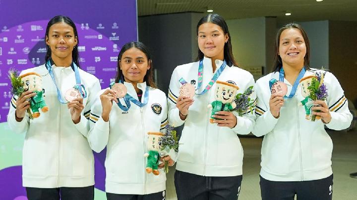 Empat atlet renang putri Indonesia, Nadia Aisha Nurzami, Azzahra Permatahani, Adellia, dan Flairene Candrea menunjukkan medali yang mereka peroleh dalam ajang Islamic Solidarity Games 2025 di Riyadh, Arab Saudi. Dok. NOC Indonesia/Mochammad Rifqi Priadiansyah