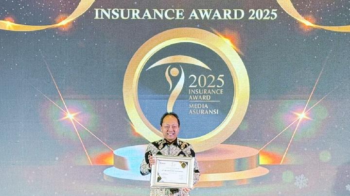 Direktur Kepatuhan & Manajemen Risiko BRI Insurance Heri Supriyadi memegang penghargaan Media Asuransi Award 2025 di Hotel JS Luwansa, Jakarta, pada Rabu, 12 November 2025. Dok. BRINS