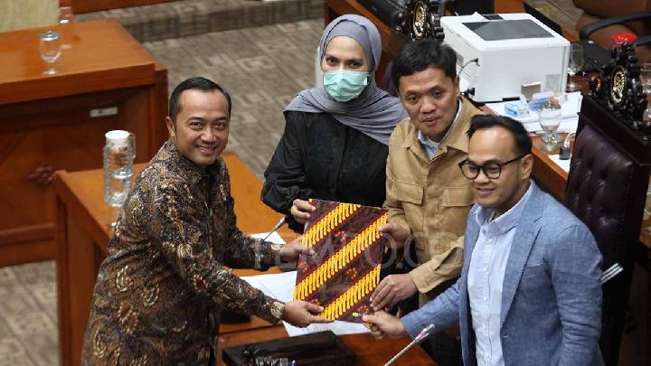 Hükümet, kamu hizmetindeki aktif polis memurlarının istifasını isteyecek