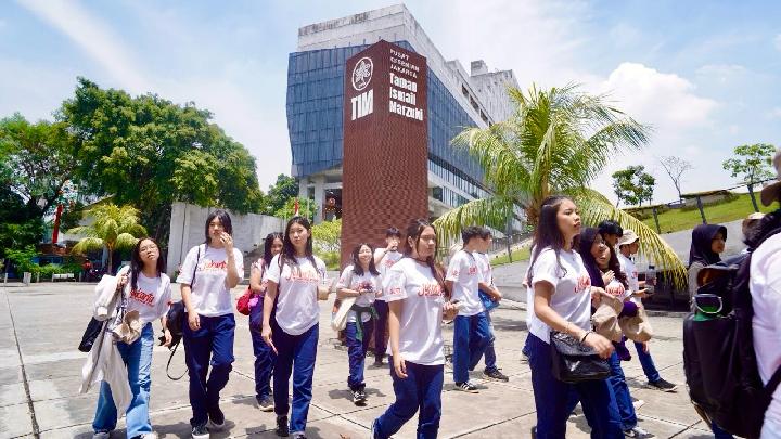 Puluhan peserta Jakarta Walking Tour Festival (JWTF) menyusuri kawasan Cikini, Jakarta, pada Kamis, 30 Oktober 2025. Program ini diinisiasi oleh Dinas Pariwisata dan Ekonomi Kreatif Provinsi Jakarta, TEMPO/Hendy Mulia