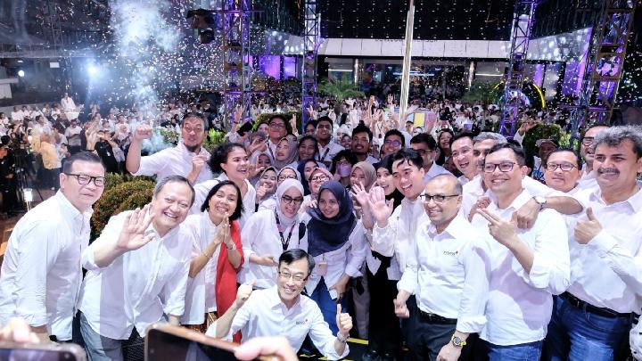 Indosat Ooredoo Hutchison merayakan kemenangan Stevie Awards for Great Employers 2025 sebagai Employer of the Year-Telecommunications melalui komitmen meningkatkan budaya kerja dan kesejahteraan karyawan di Jakarta, pada Rabu, 5 November 2025. Dok. Indosat