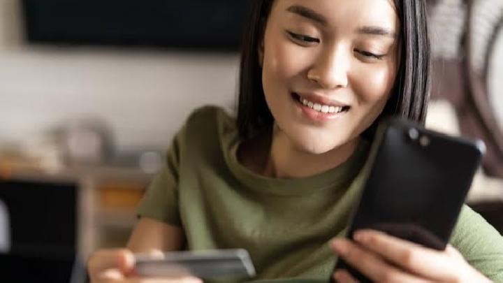 OJK Finfluencerları Düzenliyor, Yatırımcılar Güvenilir Platformları Seçiyor