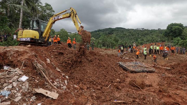 Cilacap Heyelanı Tahliye Ekibi, kurbanların 8 metre derinliğe kadar malzemeye gömüldüğünü tahmin ediyor