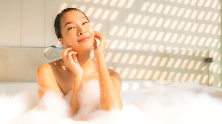 Kulit Bersih Glowing dengan Body Wash Biore yang Lembut dan Harum