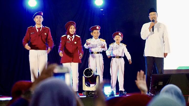 Halk Okulu Öğrencileri Gus Ipul’un Pasuruan’a Gelişini Karşıladı