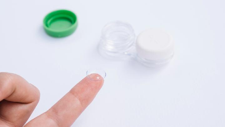 The Dangers of Showering with Contact Lenses